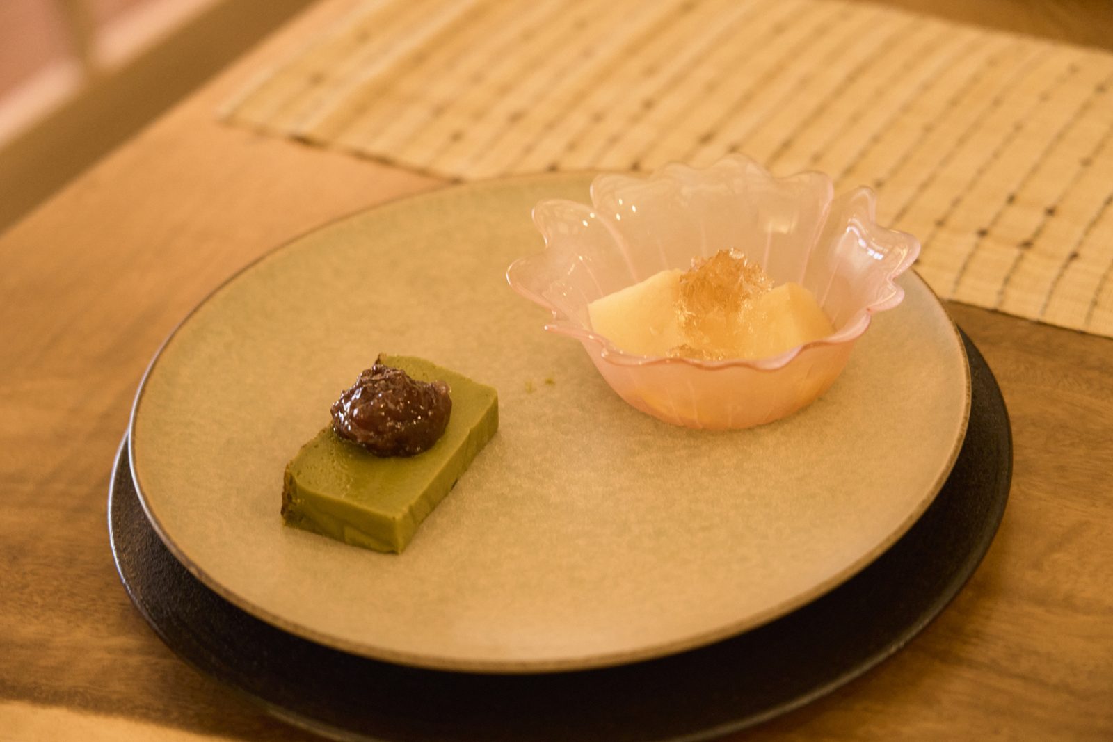 抹茶の菓子と果実の冷菓