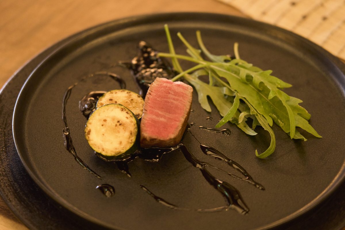 肉料理を盛り付けた一皿
