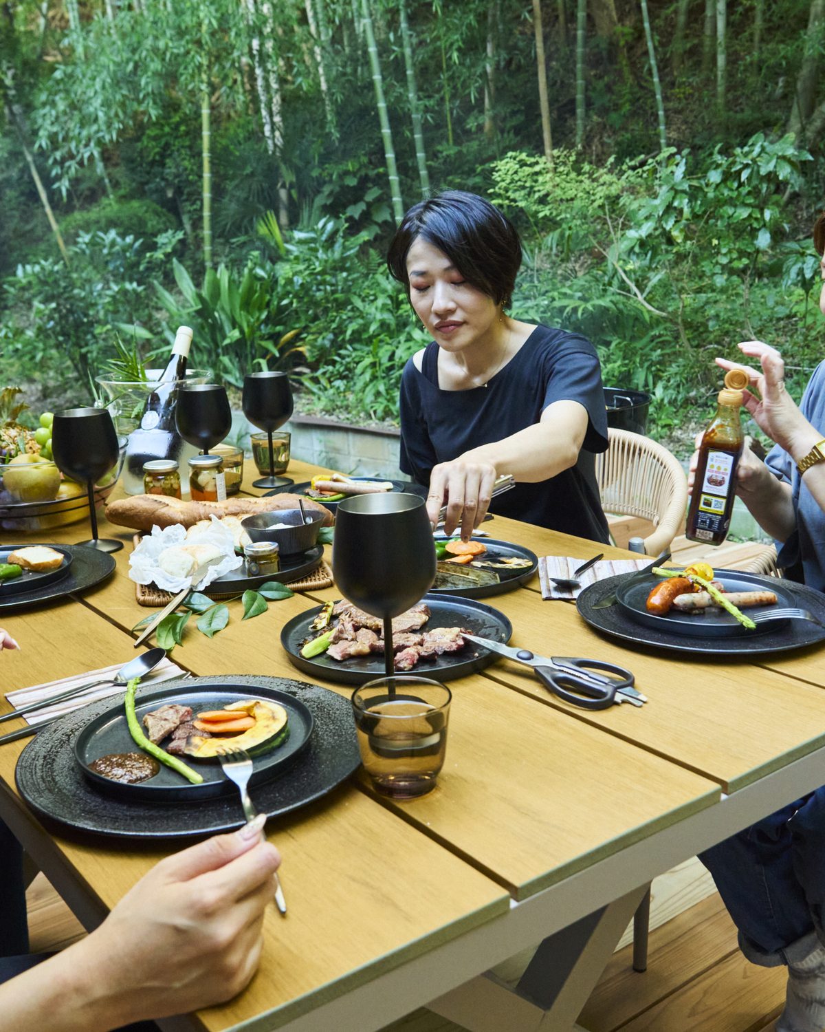 竹林を望むテラスで食事を楽しむ日帰り利用者