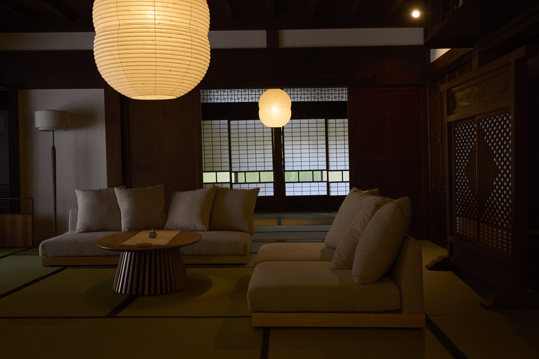梁と柱を残した母屋の居間